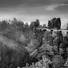 Sonnenaufgang an der Bastei in Sachsen. Schwarzweiss Bild. von Manfred Voss, Schwarz-weiss Fotografie