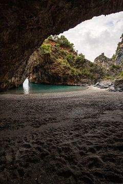 Strand einer Grotte, Bucht, Region Salerno, Italien von Fotos by Jan Wehnert