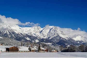 Wilde Kaiser gezien vanuit Söll, in Oostenrijk, Tirol van Jani Moerlands