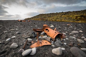 Wrakstukken van een schip op de kust van IJsland van Marcel Alsemgeest