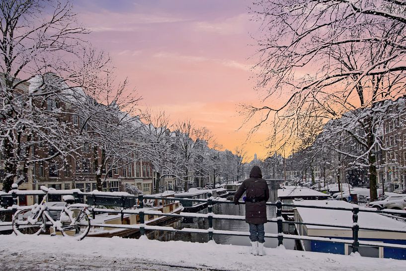 Besneeuwd Amsterdam Nederland bij zonsondergang van Eye on You