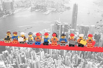 Lunch atop a skyscraper Lego edition - Hong Kong van Marco van den Arend