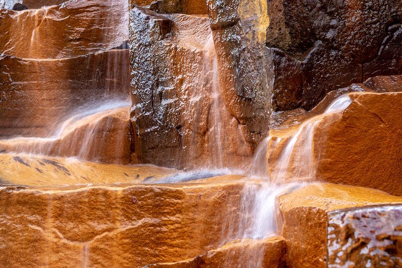 Oranje kolommen van basalt in de Studlagil vallei van Gerry van Roosmalen