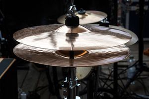 Hi-Hat auf der Bühne, Kombinationsbecken in einem Schlagzeug für Pop, Rock, Jazz, Volksmusik und meh