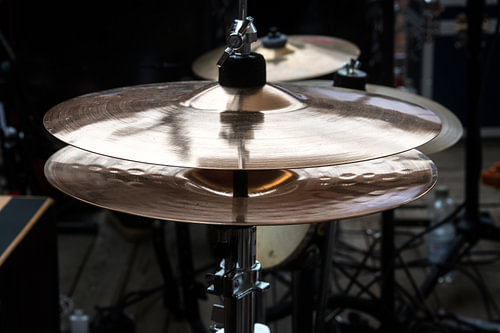 Hi-Hat auf der Bühne, Kombinationsbecken in einem Schlagzeug für Pop, Rock, Jazz, Volksmusik und meh
