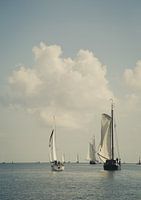 Zeilboten bij Zierikzee op het IJsselmeer met blauwe lucht en wolken