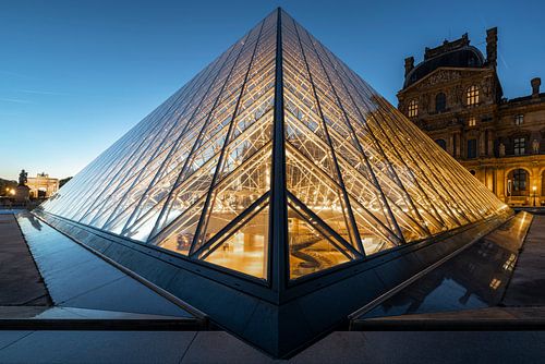 Die Louvre-Pyramide am Abend