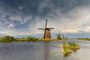 donkere wolken bij de molens van Kinderdijk van gaps photography