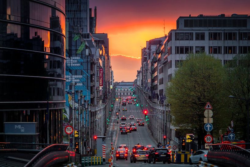 Zonsondergang met zicht op de Wetstraat in Brussel II | Brussels Henge van Daan Duvillier | Regio in de Kijker