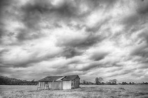 Scheune unter dunklen Wolken