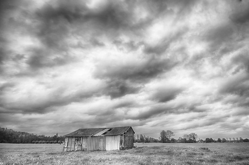 Grange sous des nuages sombres par Mark Bolijn