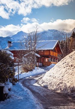 Österreichisches Holzhaus im Wintersportgebiet von Mariette Alders