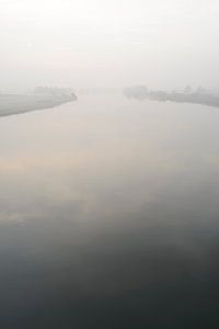 Sonnenaufgang über dem Fluss IJssel an einem schönen Herbstmorgen