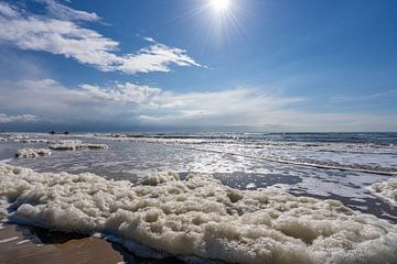 Schöne Küstenlinie mit zwei wandernden Surfern im Hintergrund von Dafne Vos