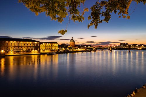 Coucher de soleil coloré à Toulouse sur les rives de la Garonne sur Kim Willems