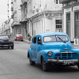 Cuba artistiek zwart wit met gekleurde auto's van Sander Meijering