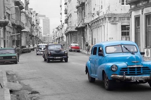 Cuba artistiek zwart wit met gekleurde auto's