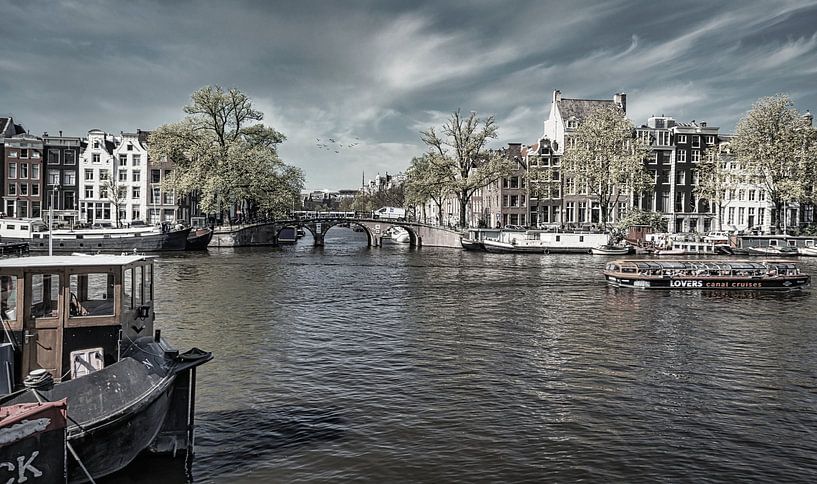 Bateaux sur l'Amstel à Amsterdam, monochrome par Rietje Bulthuis