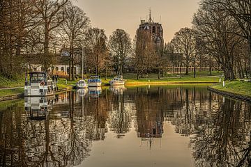 Een vroege lenteavond met de Leeuwarder Oldehove op de achtergrond van Harrie Muis