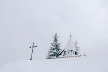 L'église blanche dans la neige sur Marika Huisman fotografie