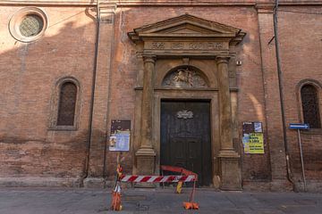 Deur van kerk in centrum van Bologna