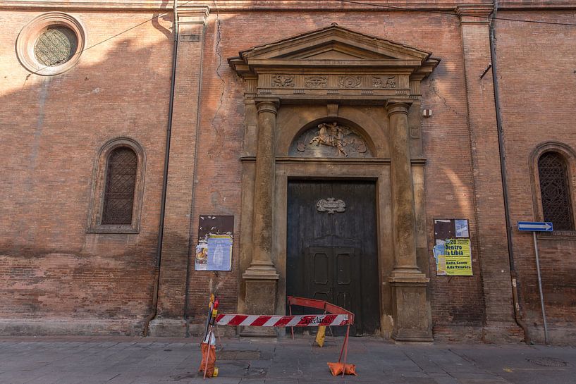 Deur van kerk in centrum van Bologna van Joost Adriaanse