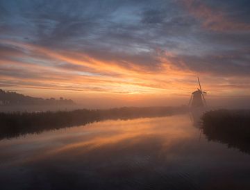 Achtkante Molen in Groot-Ammers just after sunrise by Raoul Baart