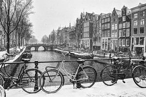 Innere Stadt von Amsterdam im Winter Schwarz und Weiß
