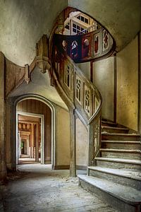 Escalier abandonné et délabré