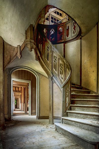 Escalier abandonné et délabré par Frans Nijland