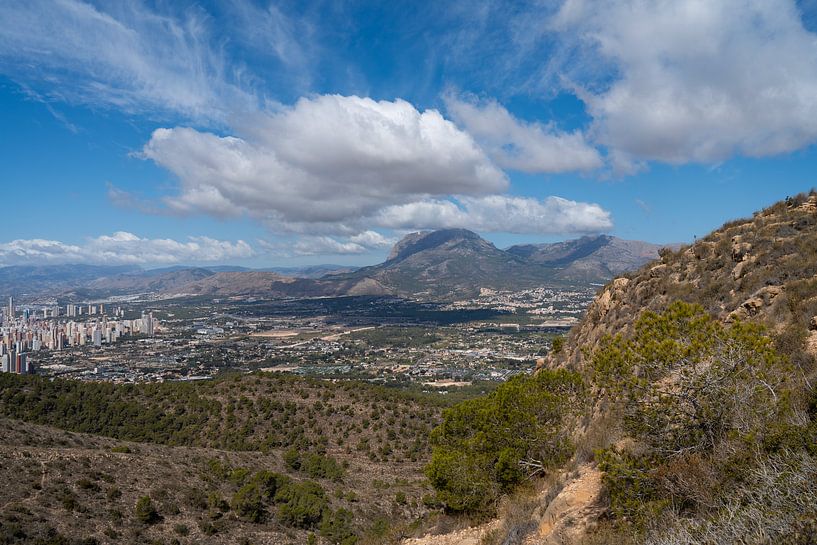 Wolken schweben über der Berglandschaft von Adriana Mueller