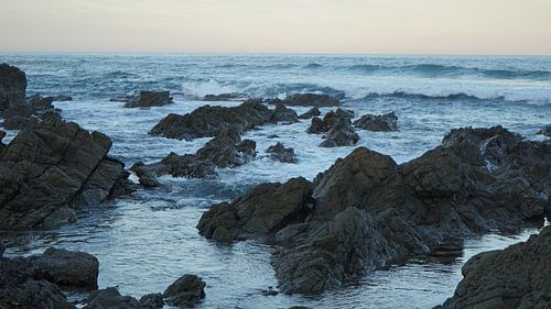 felsiger Einlass in der Abenddämmerung