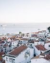 Uitzicht over Lissabon ᝢ wit stadszicht reisfotografie Portugal Europe van Hannelore Veelaert thumbnail