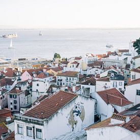 Uitzicht over Lissabon ᝢ wit stadszicht reisfotografie Portugal Europe van Hannelore Veelaert