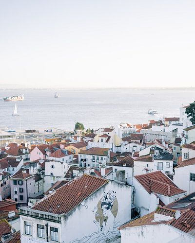 Uitzicht over Lissabon ᝢ wit stadszicht reisfotografie Portugal Europe