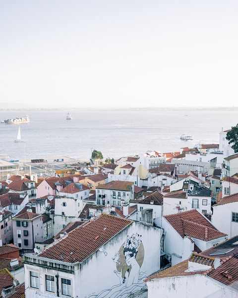 Uitzicht over Lissabon ᝢ wit stadszicht reisfotografie Portugal Europe van Hannelore Veelaert