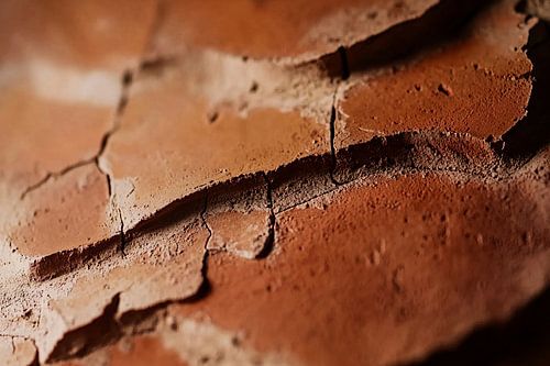 Verweerde terracotta met diepe scheuren