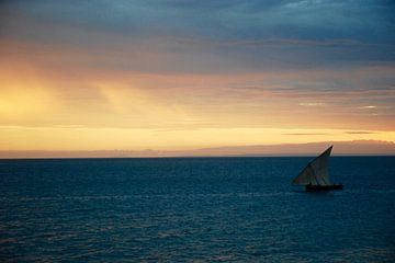 Vissersbootje tegen de zonsondergang in Zanzibar