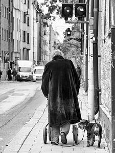 The old woman with her dog von Arno Marx