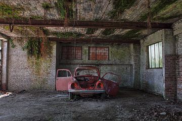 Urbex kleines rotes Auto in einer baufälligen Garage. von Dyon Koning