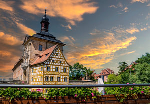 Altes Rathaus von Bamberg mit Regnitz im Sonnenuntergang