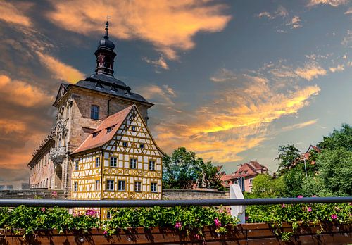 Het oude stadhuis van Bamberg met de rivier de Regnitz bij zonsondergang