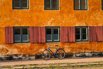 Colorful old wall with bicycle van Robbert Frank Hagens