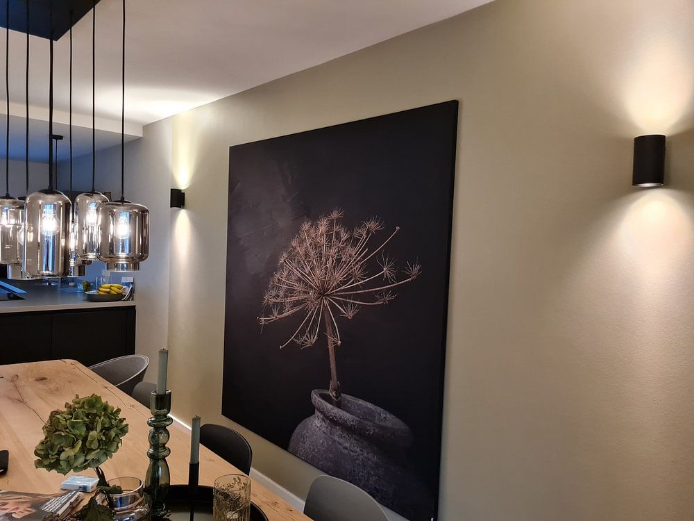 Stilleben mit großer getrockneter Bärenklaue in grauem Steingefäß  von Mayra Fotografie 