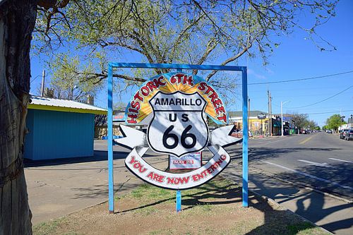 Oprijden van de historische 6th Street op Route 66 in Amarillo