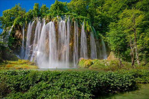 Schitterende waterval in Plitvice kroatie