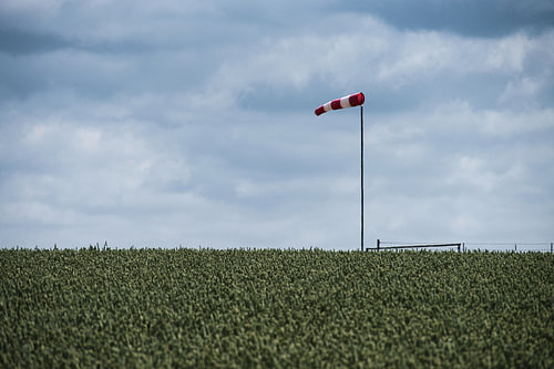 Windsack über dem Feld