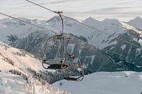 Skilift in een sprookjesachtig winterlandschap