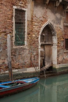 Oude deur en boor in centrum van oude stad Venetie, Italie