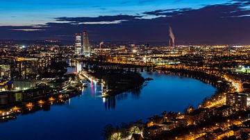 avondfoto van de skyline van Basel van JWB Fotografie